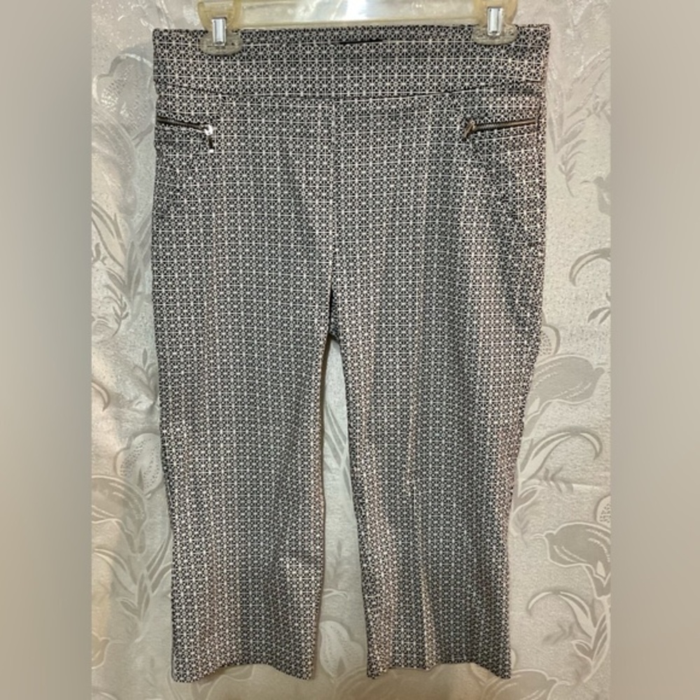 SoHo Apparel LTD Black & White Capris